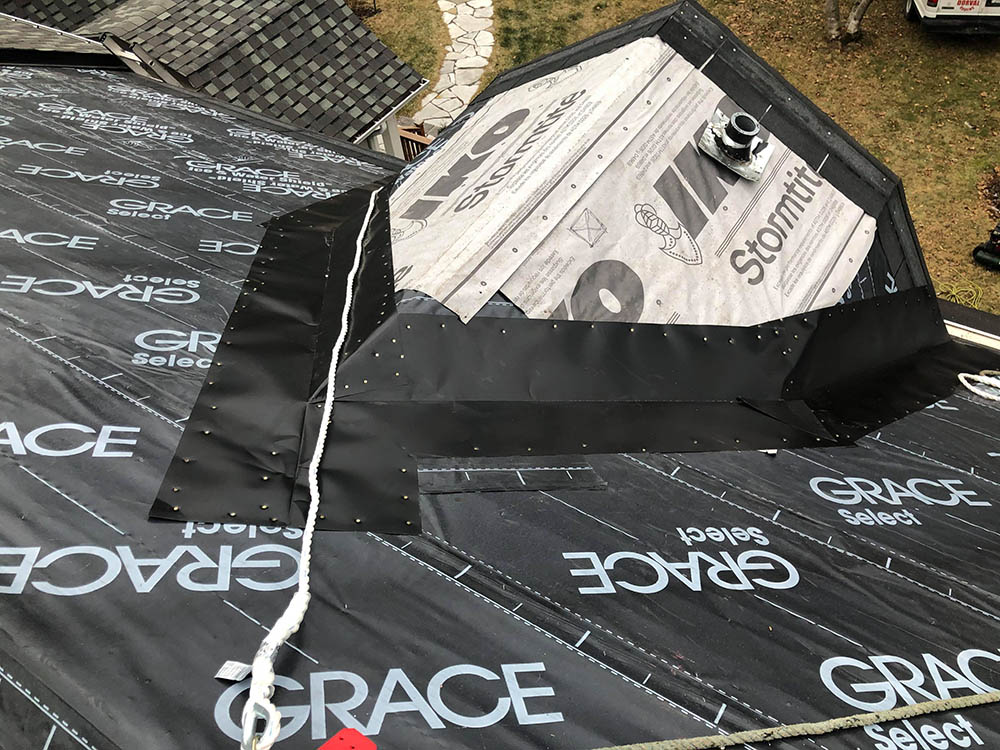 Membrane autocollante dans une noue avant la pose des bardeaux