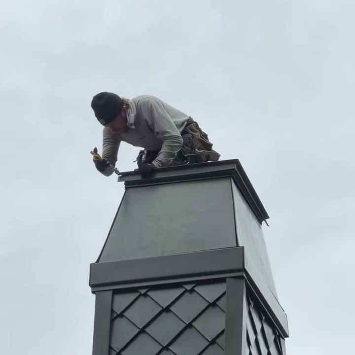 Finition du chapeau d’une cheminée en zinc