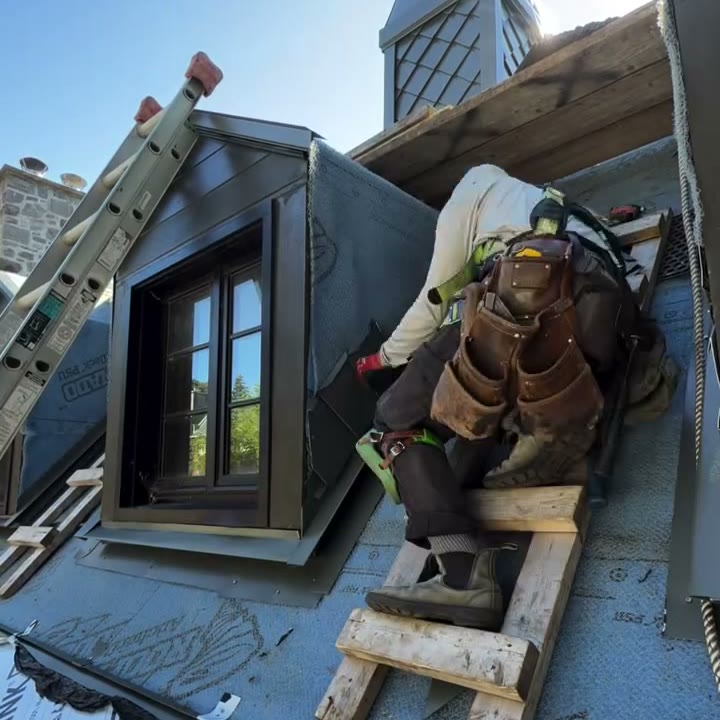 Pose d’écailles de zinc sur une lucarne