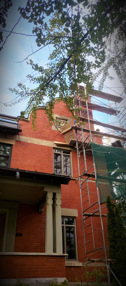 Restauration de brique sur une maison de Montréal